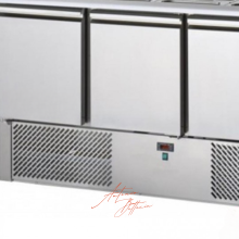 Mostrador de preparación para poke con 21 bandejas GN 1/6 y  soporte para salsas